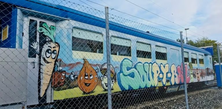 Przebudowany wagon kolejowy rozszerza wsparcie dla&nbsp;potrzebujących mieszkańców w&nbsp;Szwajcarii